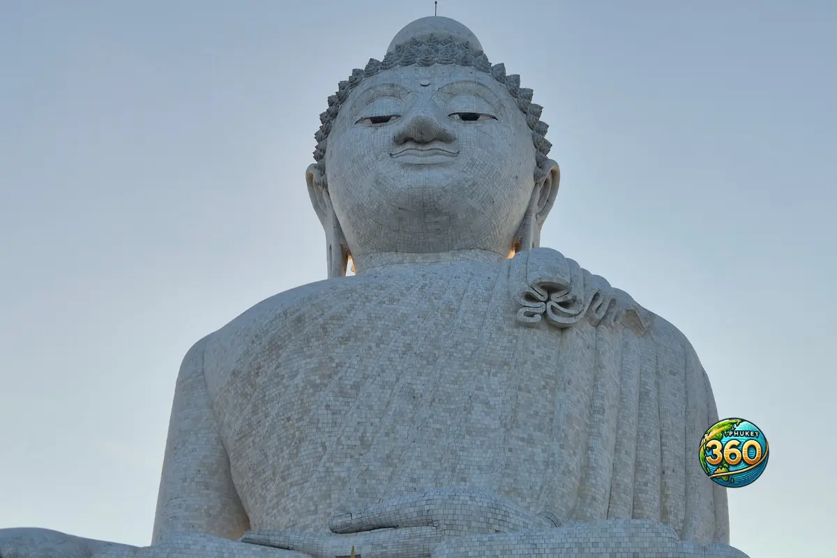 Gros plan sur la statue blanche du Big Buddha de Phuket