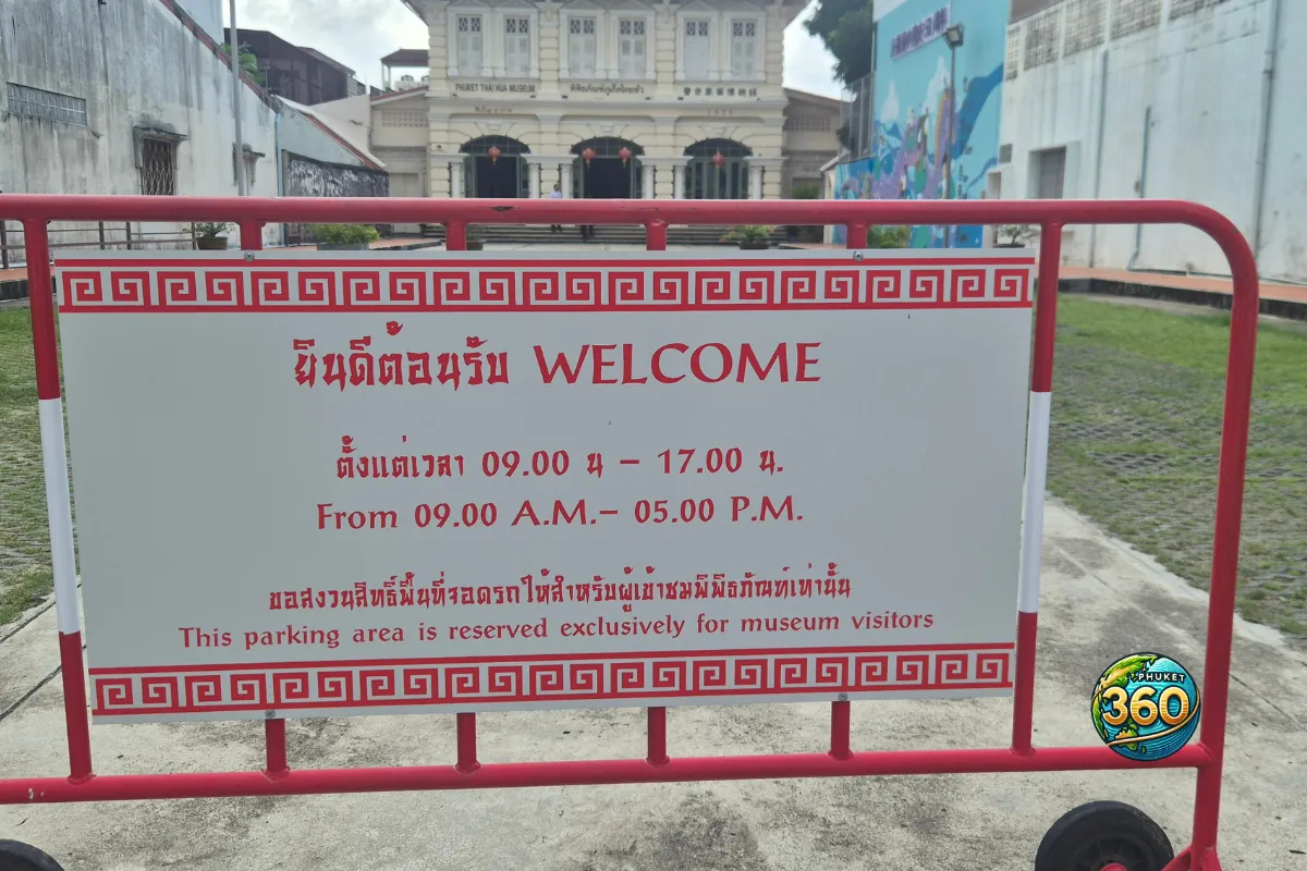 Panneau de bienvenue du Phuket Thai Hua Museum avec horaires d’ouverture