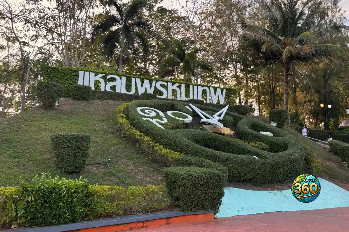 Horloge et panneau d’entrée de Promthep Cape Phuket près du point de vue