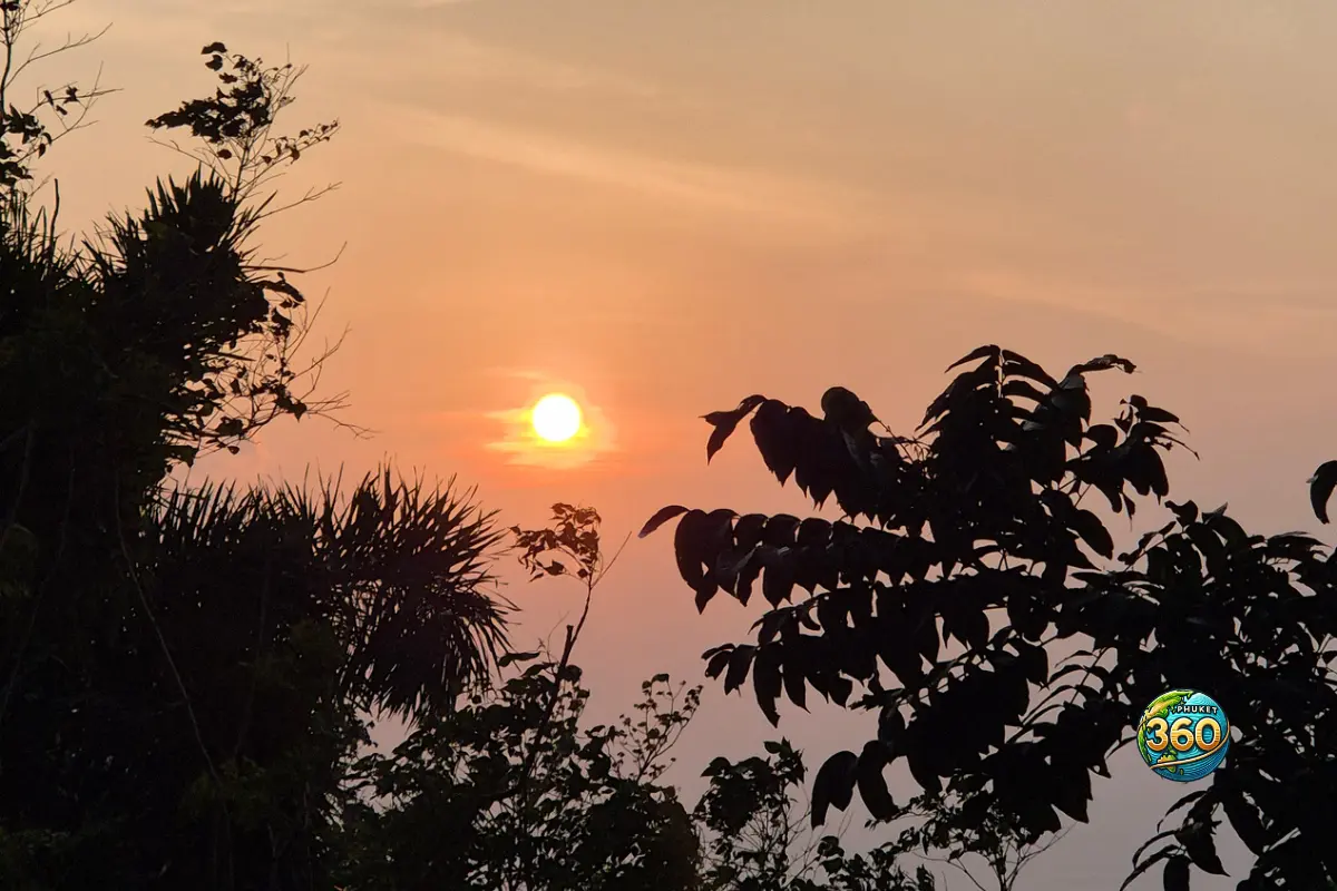 Coucher de soleil sur la mer d’Andaman depuis Karon View Point à Phuket
