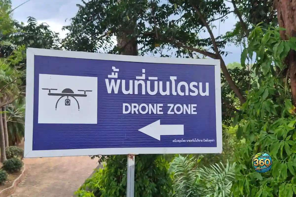 Panneau indiquant la zone drone autorisée au Karon View Point à Phuket