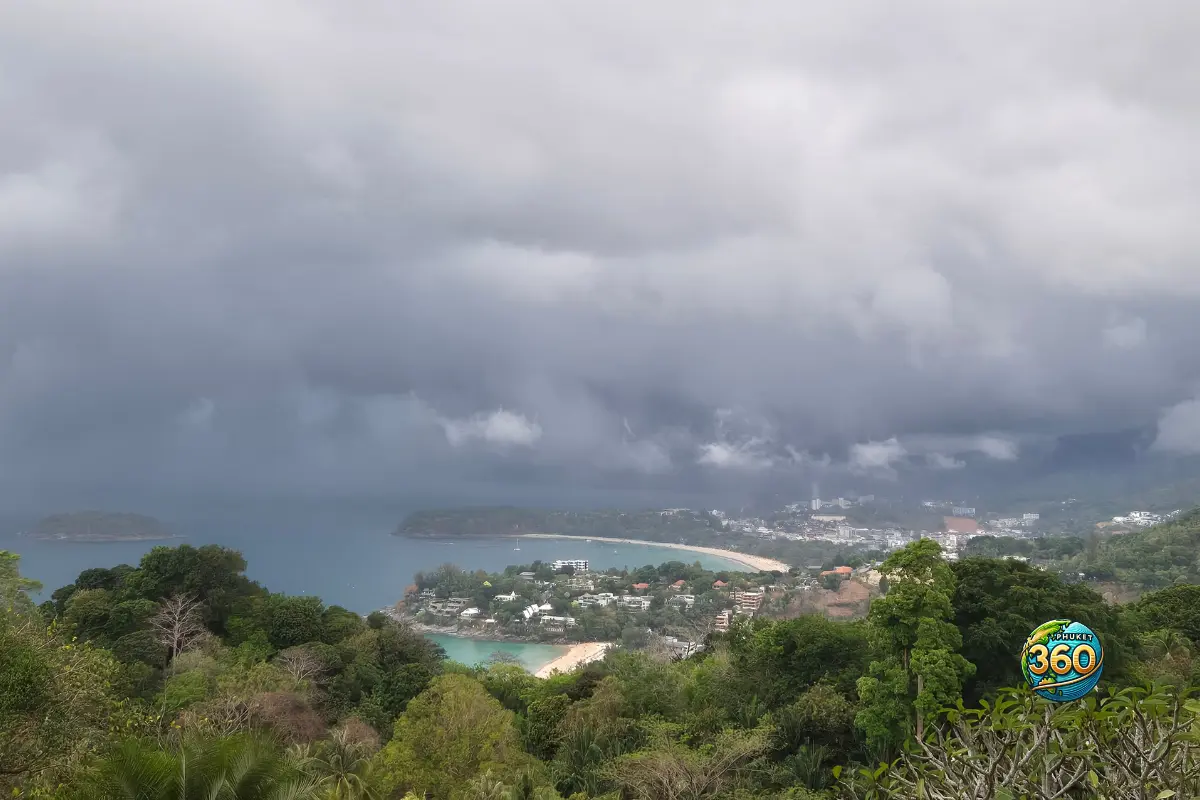 Panorama sur les plages de Kata et Karon sous un ciel nuageux depuis Karon View Point à Phuket