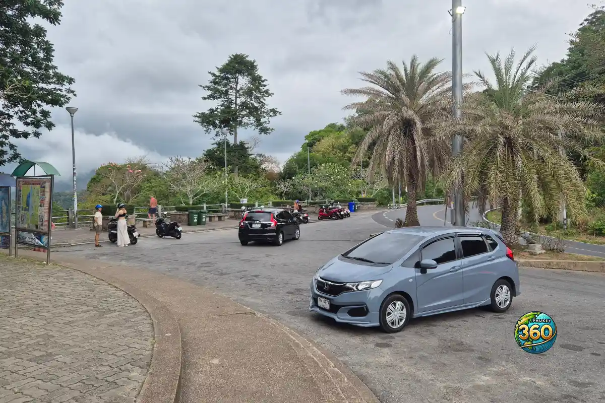 Zone de stationnement et accès routier au Karon View Point à Phuket