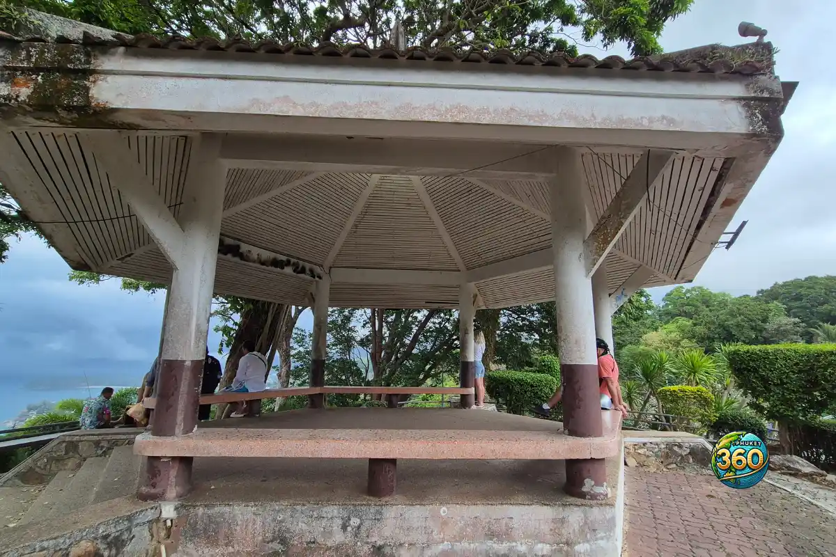 Pavillon en bois servant de belvédère au Karon View Point à Phuket