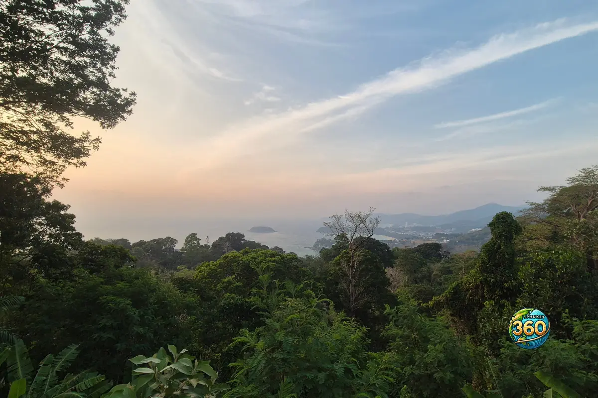 Vue panoramique sur la mer d’Andaman et la jungle tropicale depuis Karon View Point à Phuket en fin de journée