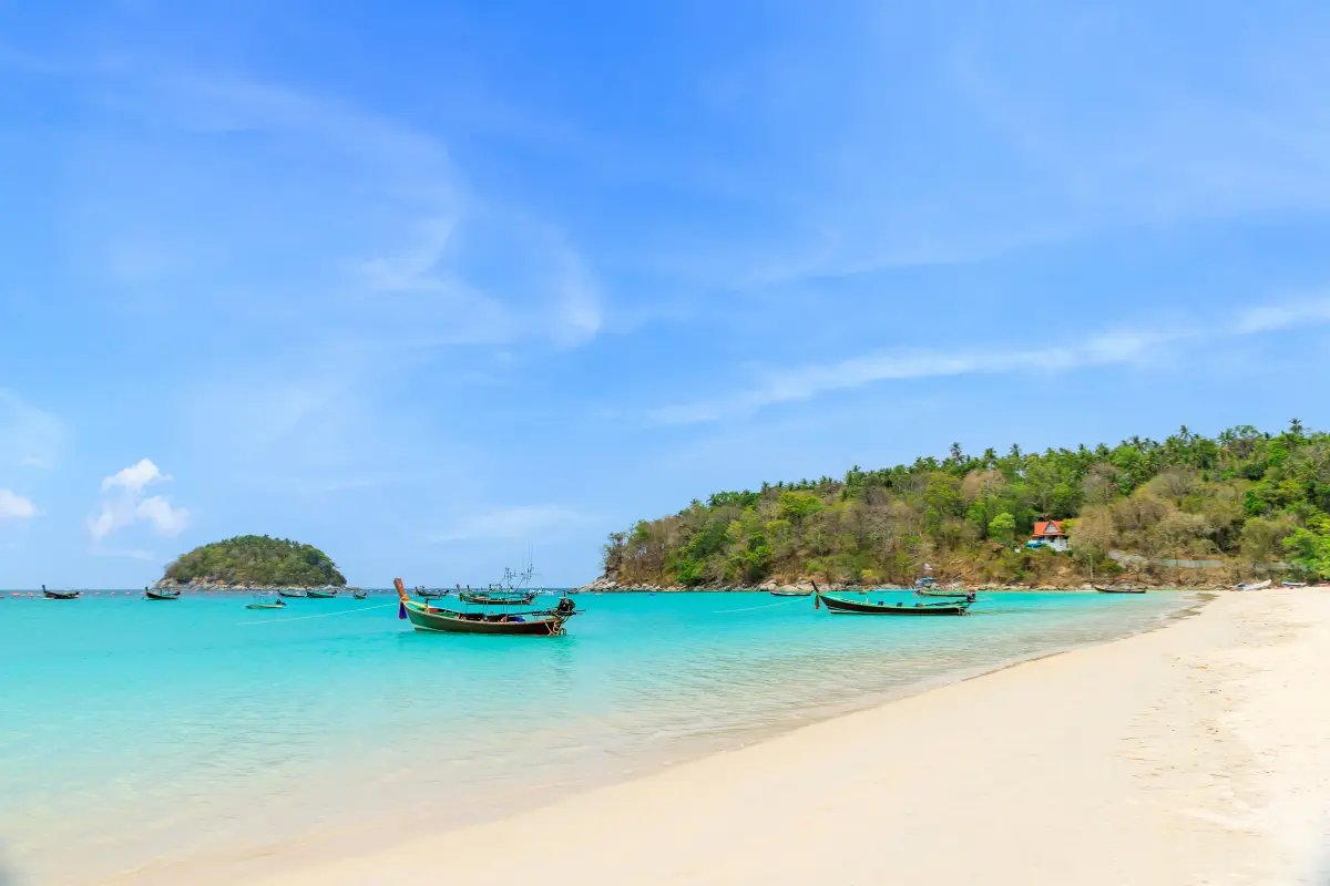 Kata Beach à Phuket : plage, surf, marché et couchers de soleil
