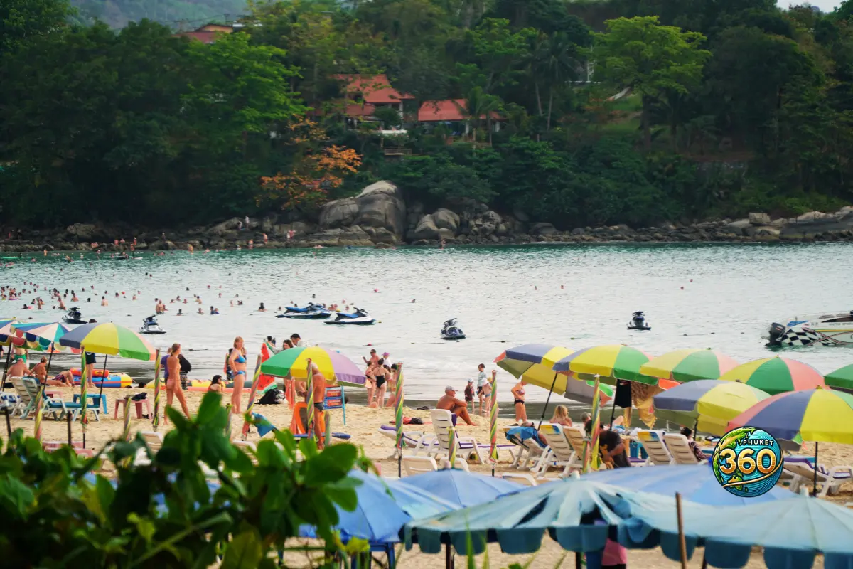 Parasols et transats sur le sable de Kata Beach avec vue sur la mer à Phuket