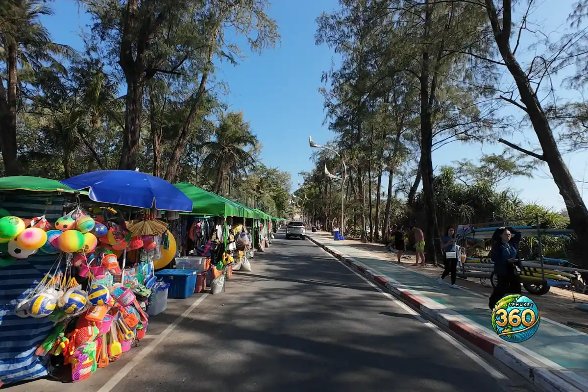 Stands de plage et vendeurs installés le long de la route de Kata Beach à Phuket