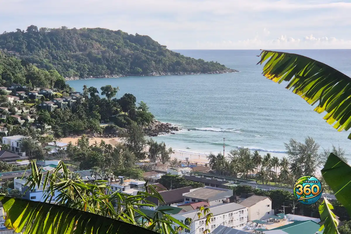 La plage de Kata Noi vue de loin