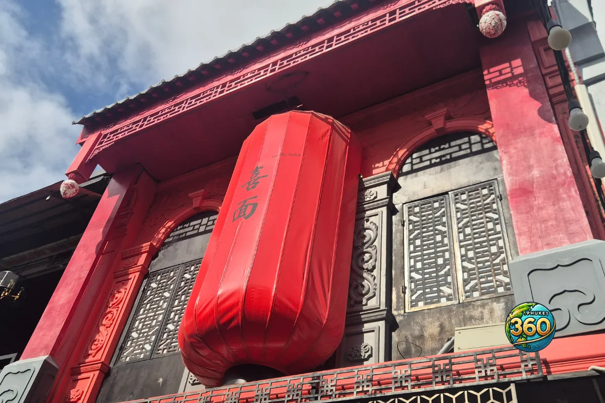 Grande lanterne rouge suspendue sur une façade chinoise traditionnelle à Phuket Old Town