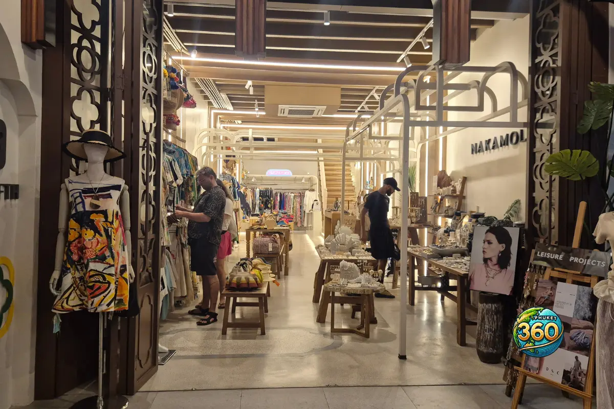 Boutique de vêtements et artisanat dans le marché Lard Yai Night Market à Phuket Old Town