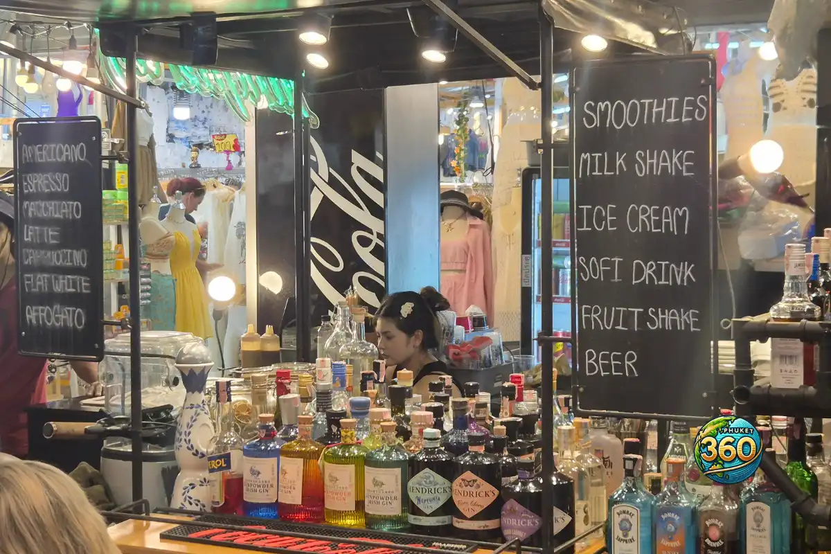 Stand de boissons et cocktails au Lard Yai Night Market dans Phuket Old Town