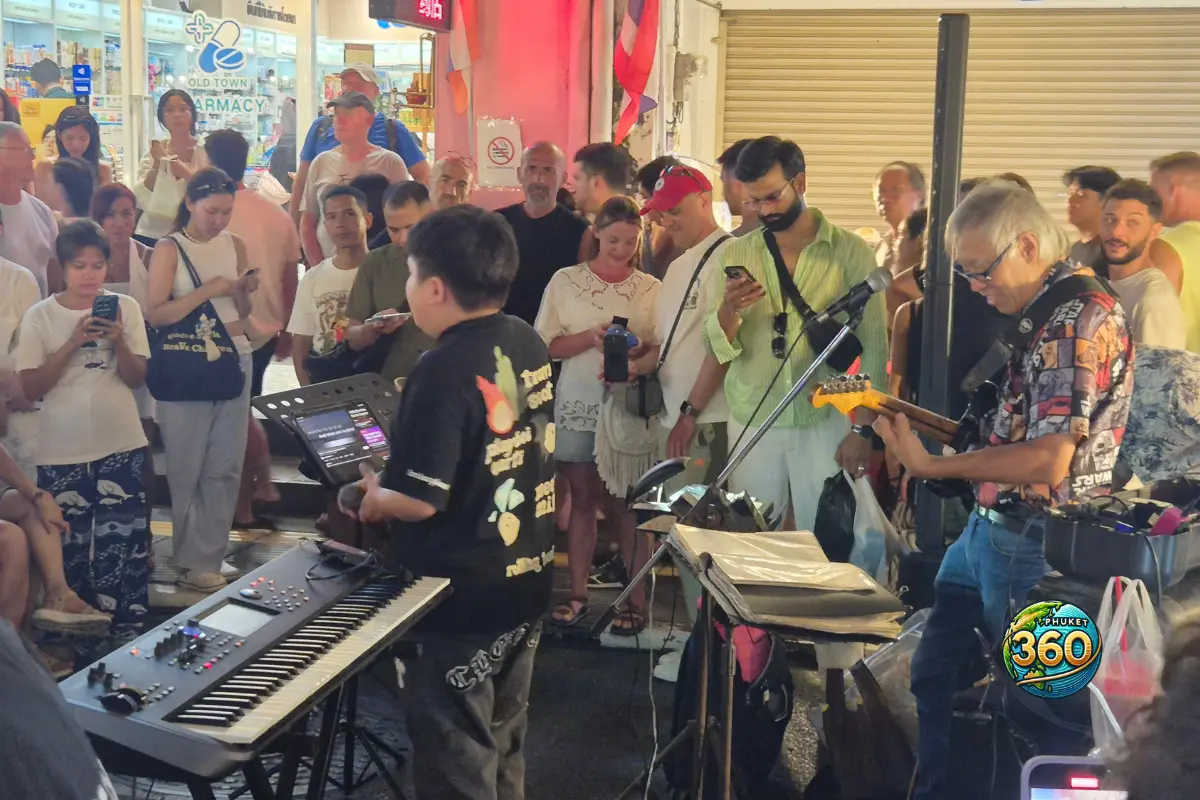 Concert de rue au Lard Yai Night Market dans Phuket Old Town à Phuket