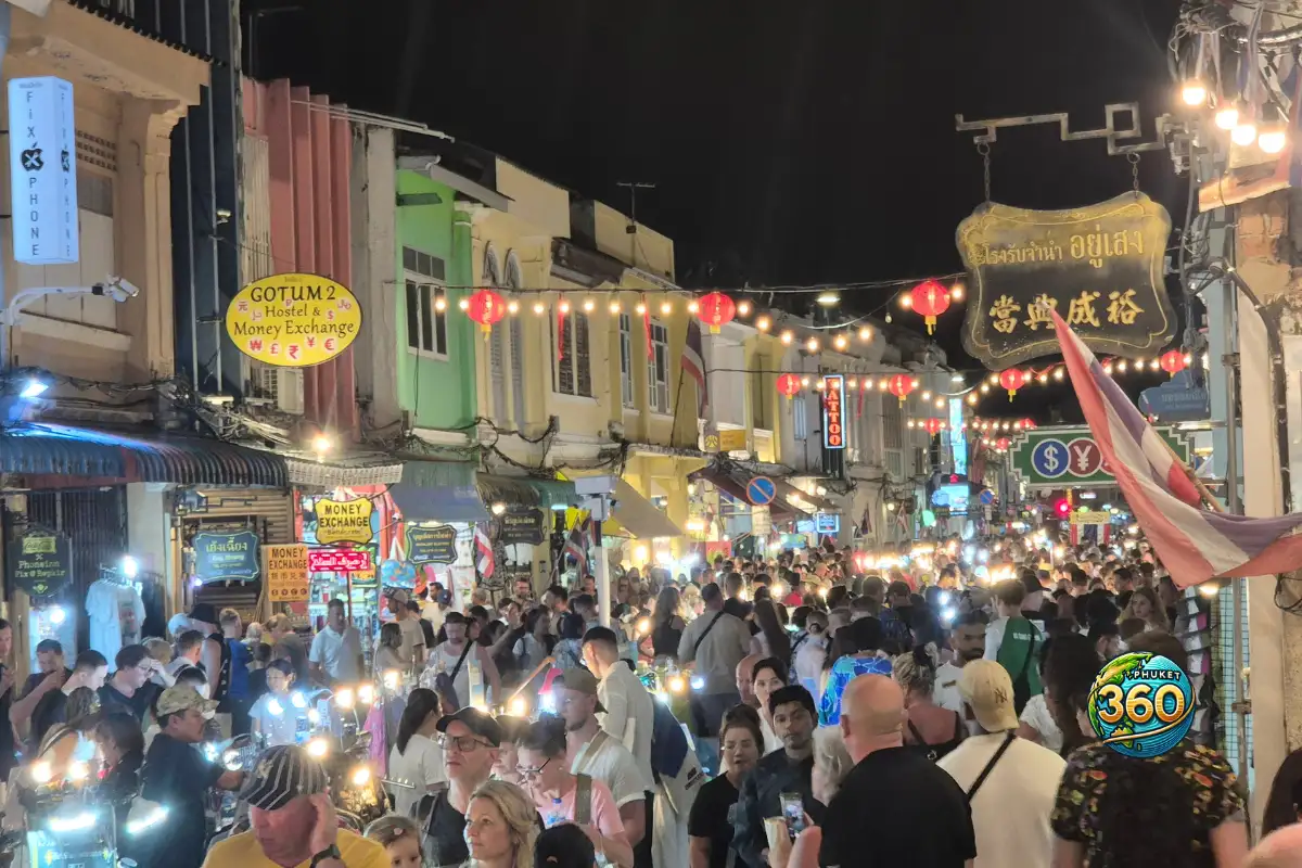 Foule dans la Sunday Walking Street du Lard Yai Night Market à Phuket Old Town