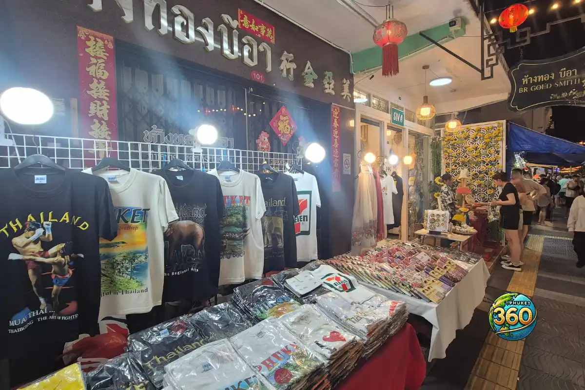 Stands de souvenirs et vêtements au Lard Yai Night Market à Phuket Old Town