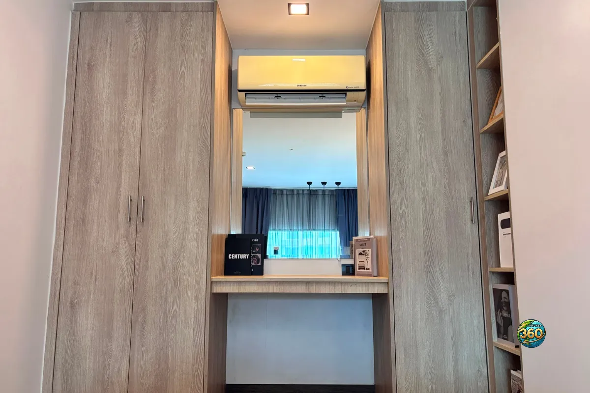 Espace dressing et bureau du duplex à Utopia Nai Harn, Phuket, avec grands placards, miroir, climatisation et rangements intégrés