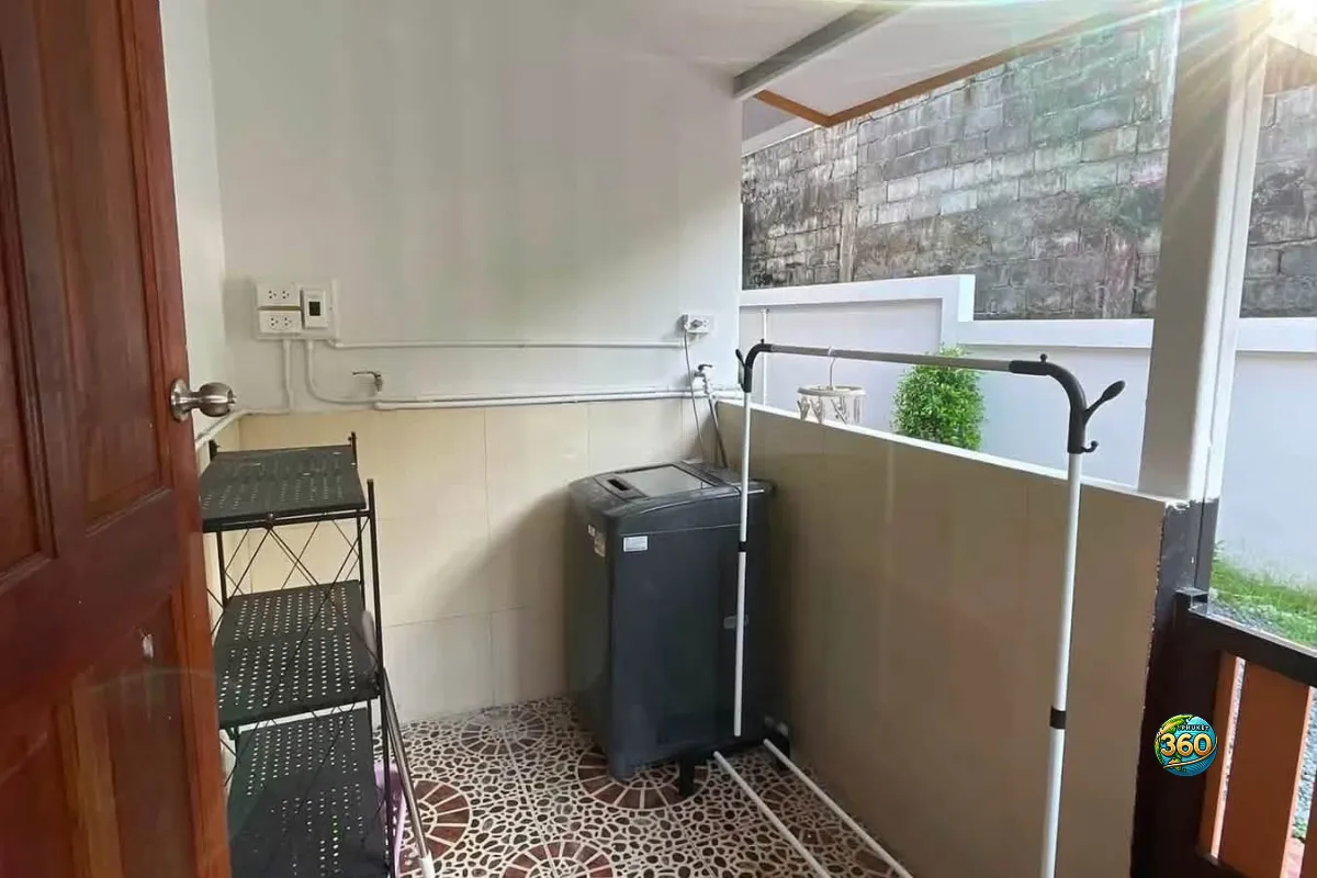 Espace buanderie de la maison 3 chambres à louer à Bang Tao, Phuket, avec machine à laver, étagère et étendoir