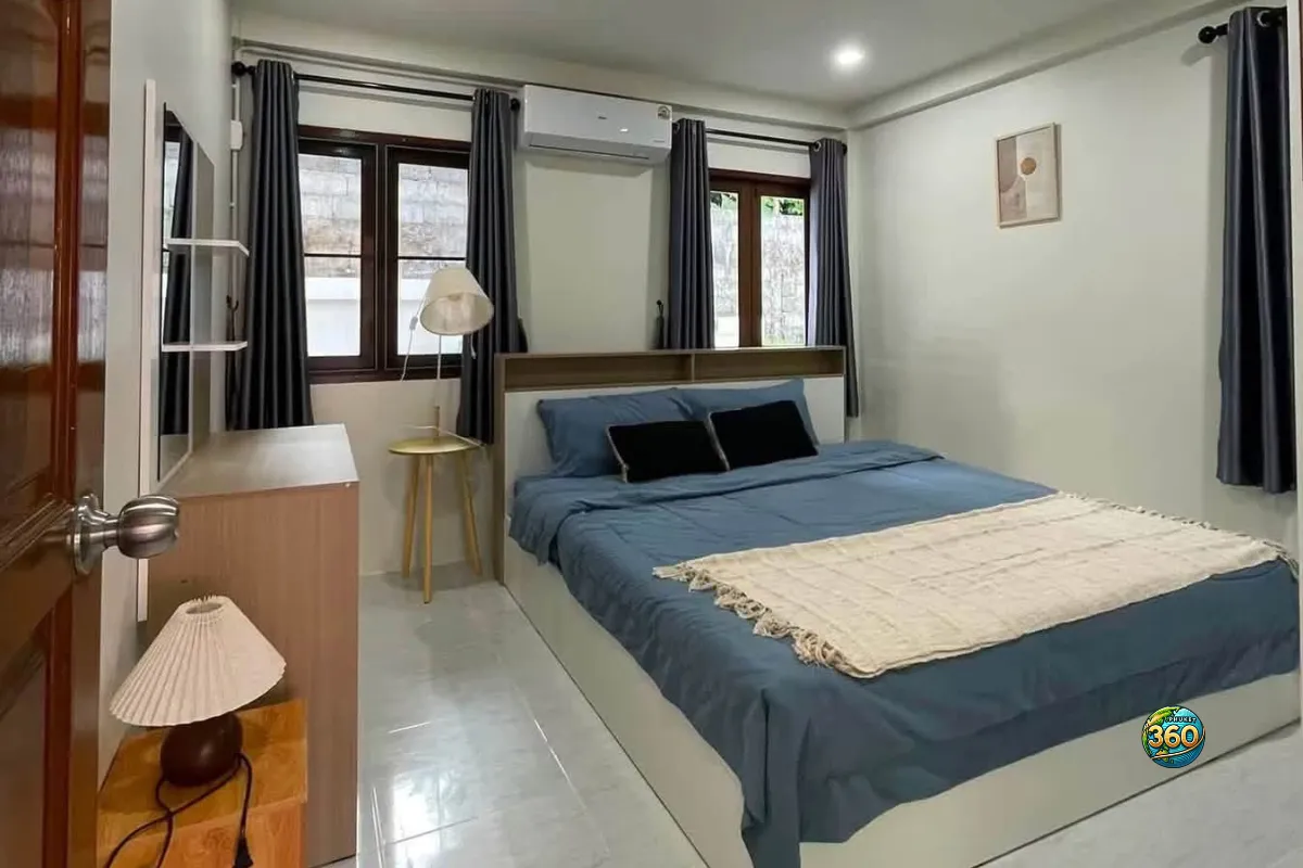 Chambre meublée de la maison 3 chambres à louer à Bang Tao, Phuket, avec lit double, climatisation, fenêtres et rideaux gris
