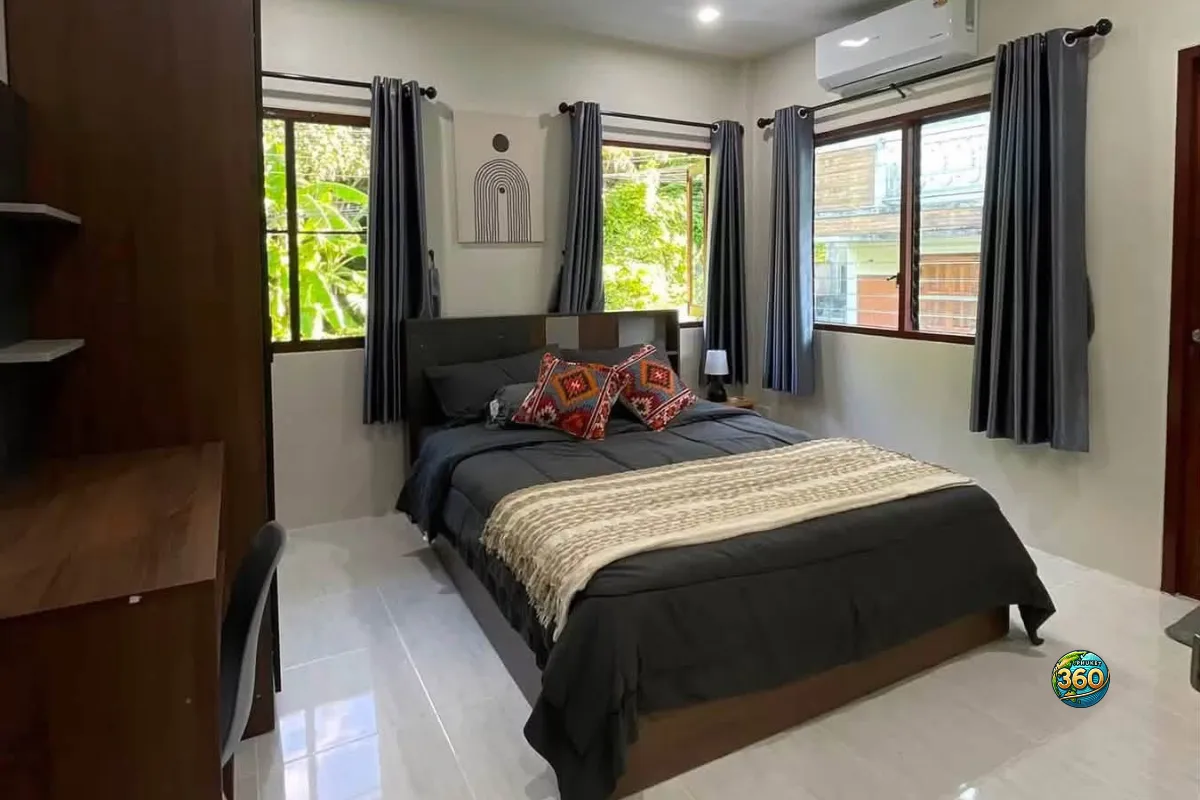 Chambre de la maison 3 chambres à louer à Bang Tao, Phuket, avec lit double, linge sombre, climatisation, bureau et fenêtres