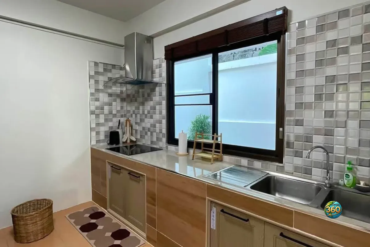 Cuisine équipée de la maison 3 chambres à louer à Bang Tao, Phuket, avec évier, hotte, plaque de cuisson et fenêtre