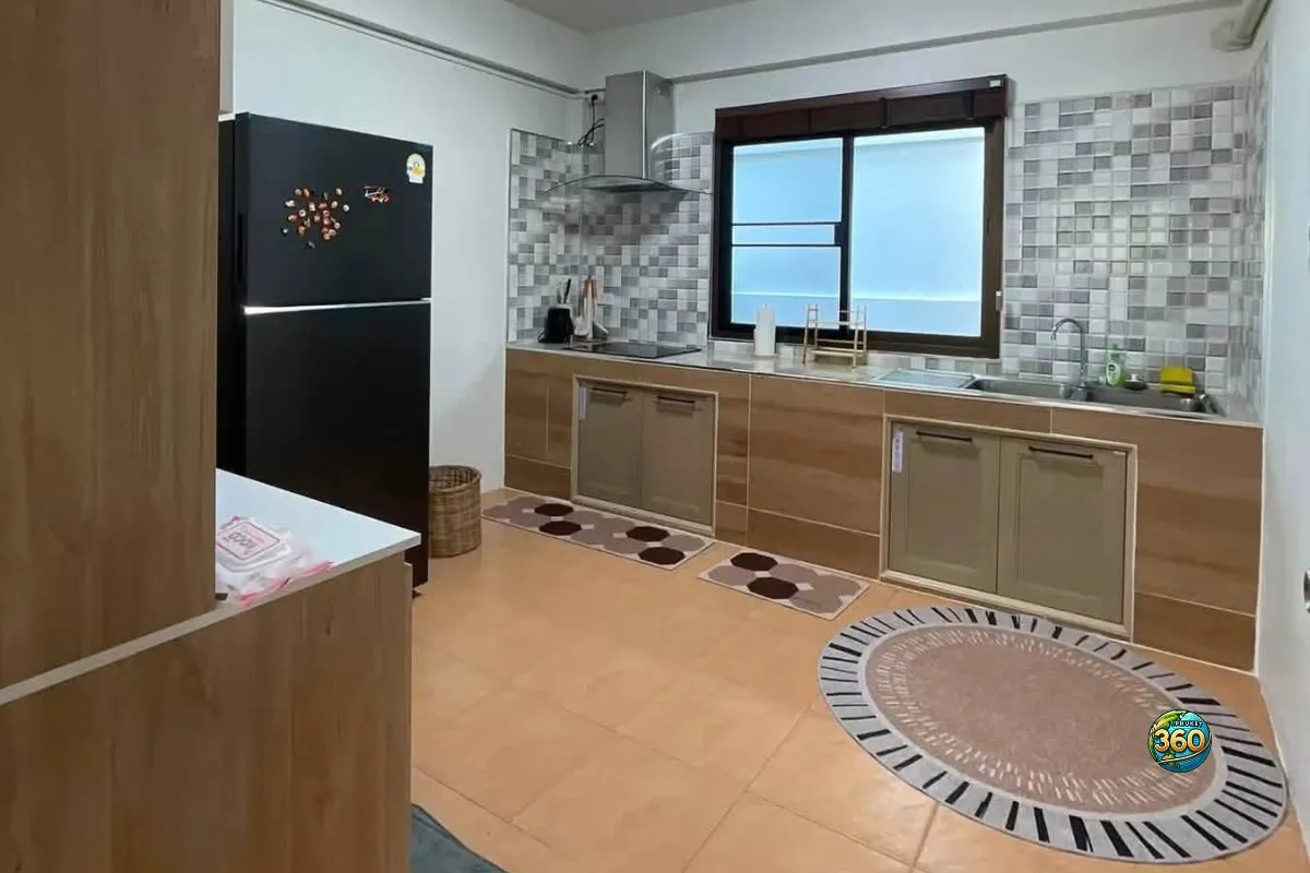 Grande cuisine équipée de la maison 3 chambres à louer à Bang Tao, Phuket, avec réfrigérateur, évier, hotte, plaque de cuisson et rangements