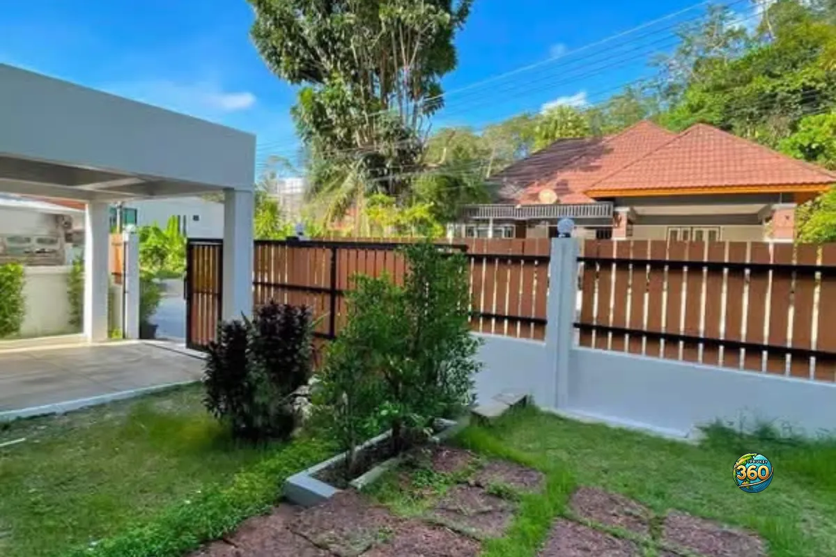 Jardin extérieur de la maison 3 chambres à louer à Bang Tao, Phuket, avec terrasse couverte, clôture et végétation