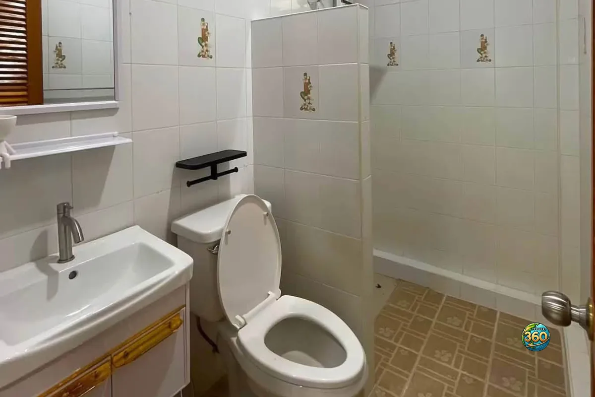 Petite salle de bain de la maison 3 chambres à louer à Bang Tao, Phuket, avec toilettes, lavabo, miroir et douche séparée