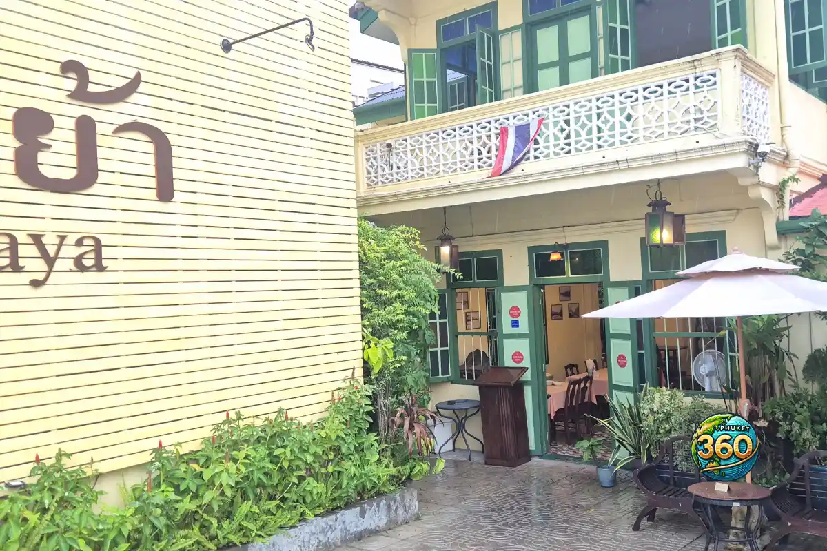 Entrée du restaurant Raya Thai Cuisine à Phuket, installé dans une ancienne maison aux volets verts
