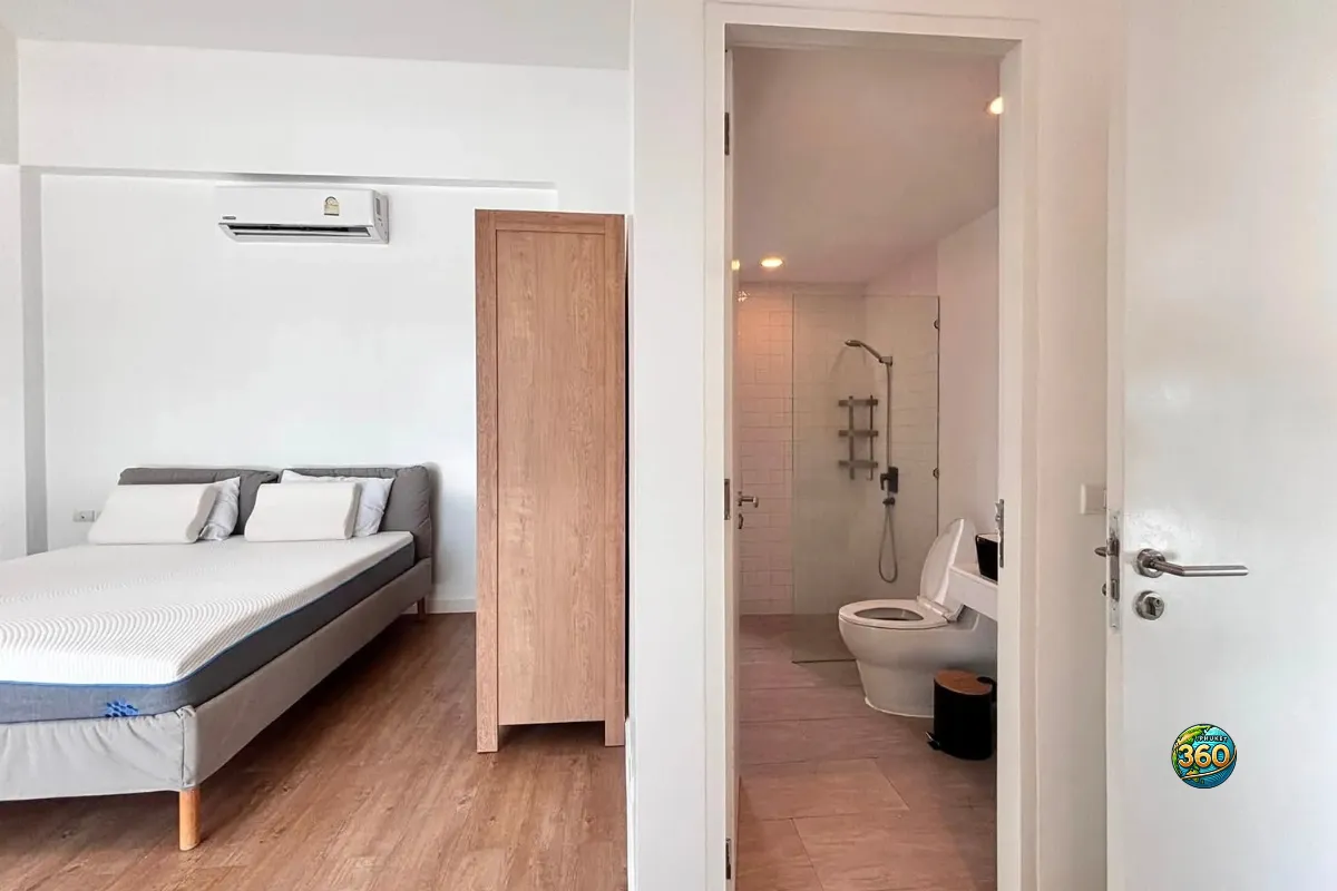 Chambre de la maison Mono Plus Palai à Phuket avec lit double, climatisation, armoire et salle de bain attenante visible