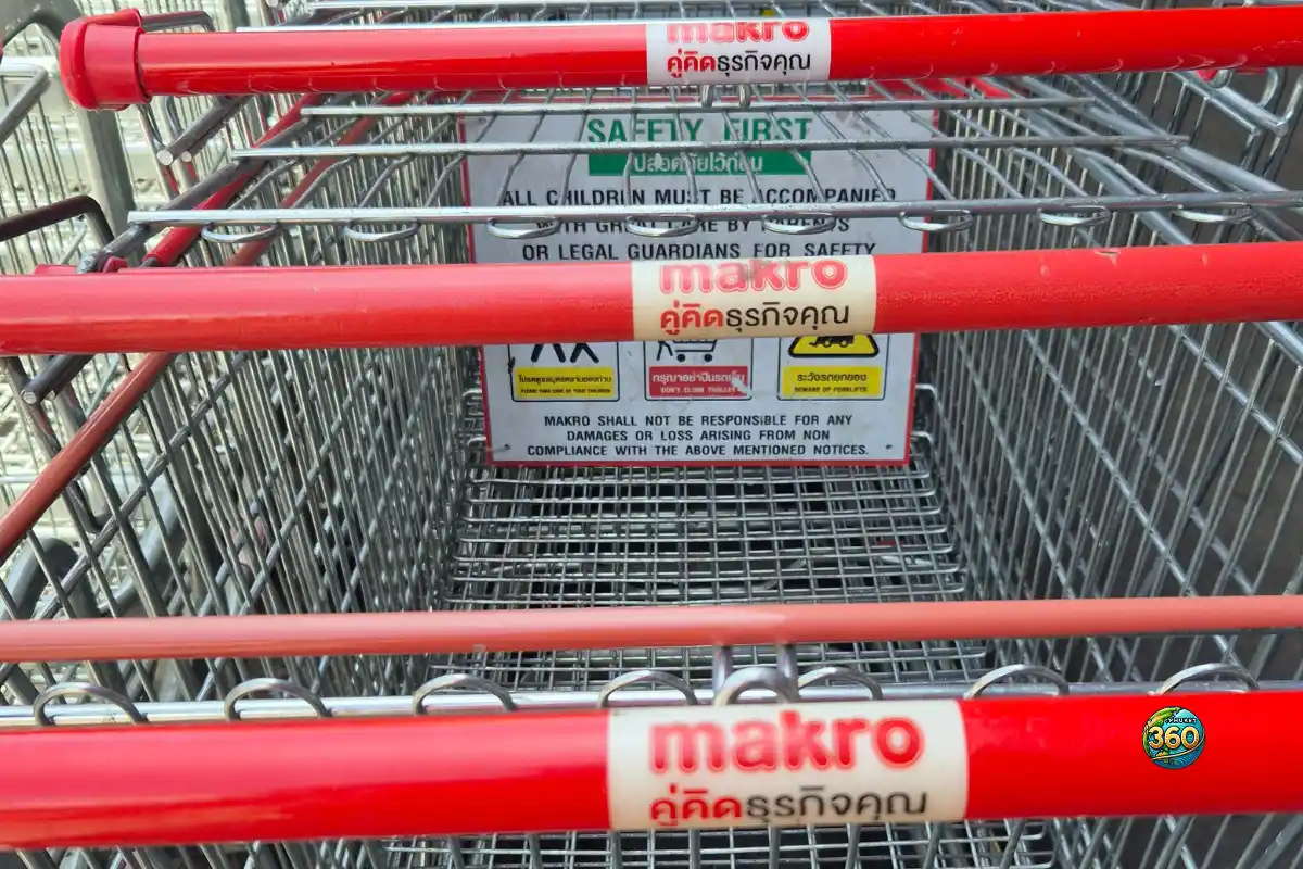 Alignement de chariots à l’entrée du magasin Makro à Phuket, Thaïlande