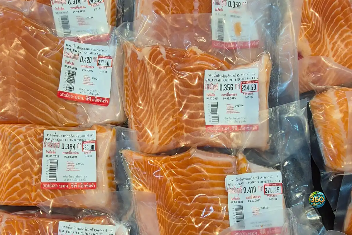 Filets de saumon emballés sous vide en rayon réfrigéré chez Makro à Phuket