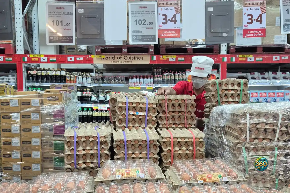 Plateaux d’œufs empilés pour la vente en gros chez Makro à Phuket