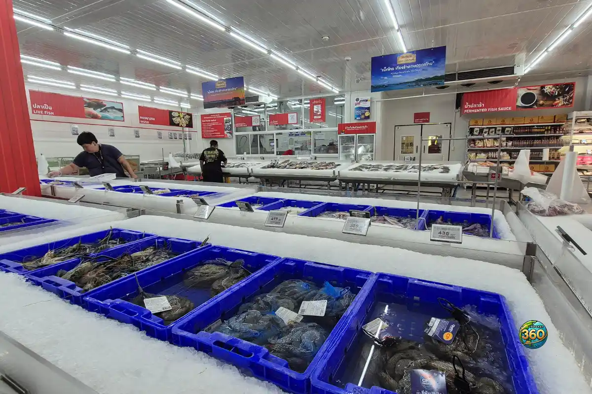 Poissons et fruits de mer frais présentés sur glace chez Makro à Phuket