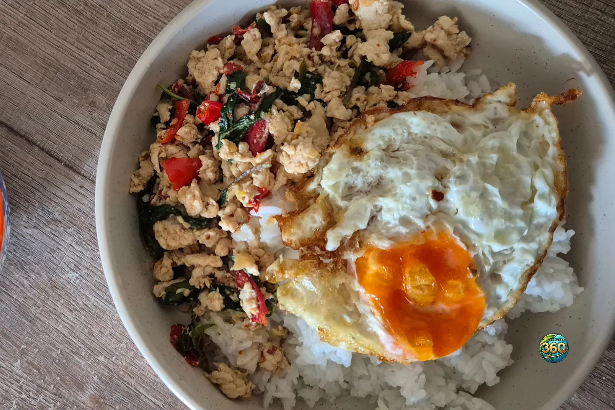Bol de pad kra pao gai kai dao avec riz blanc, poulet haché au basilic thaï, piments rouges et œuf frit