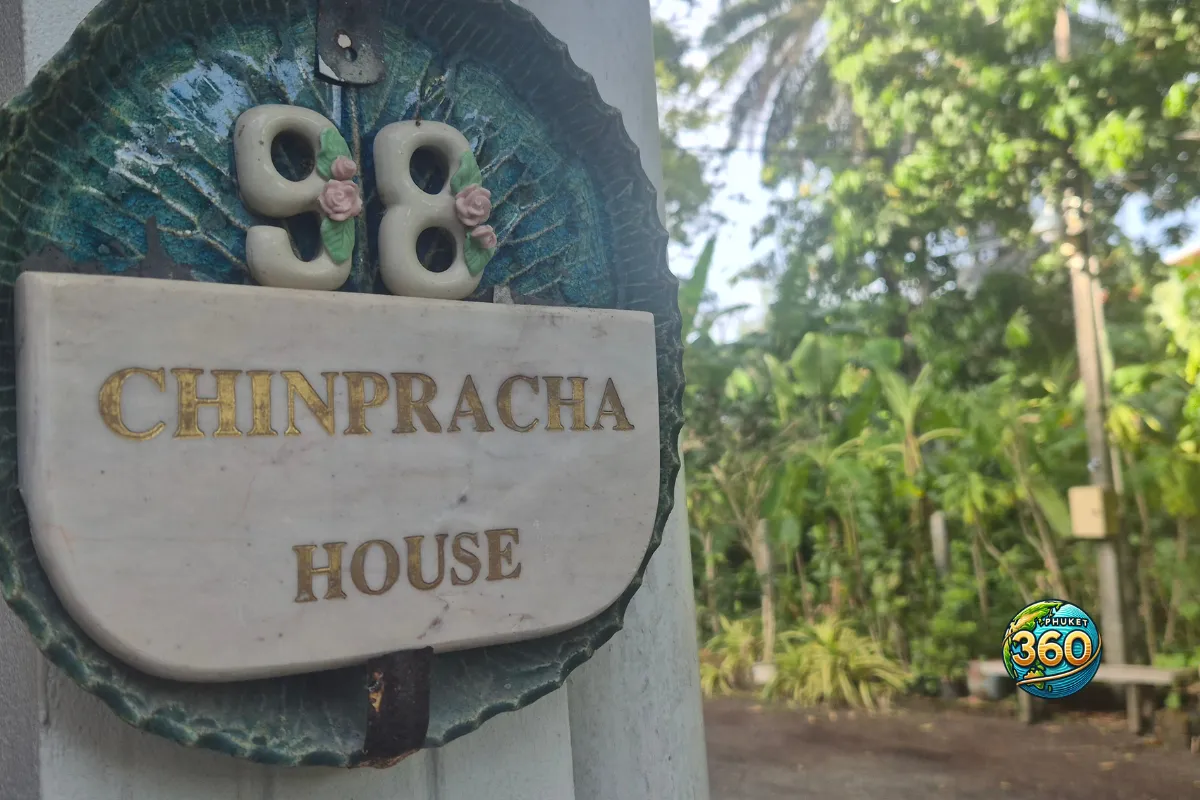 Panneau Chinpracha House numéro 98 à Phuket, entouré de végétation tropicale