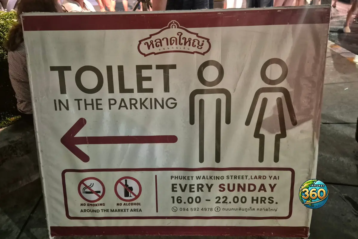 Panneau indiquant les toilettes près du Lard Yai Night Market à Phuket Old Town