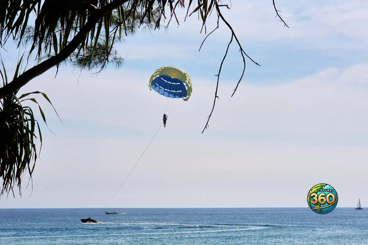 Parasailing au-dessus de Kata Beach à Phuket