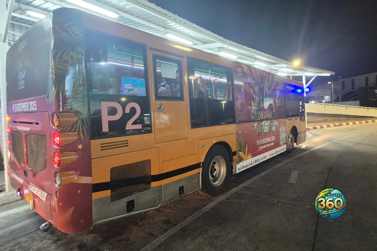 Le Phuket Smart bus en attente de passager à l'aéroport de Phuket