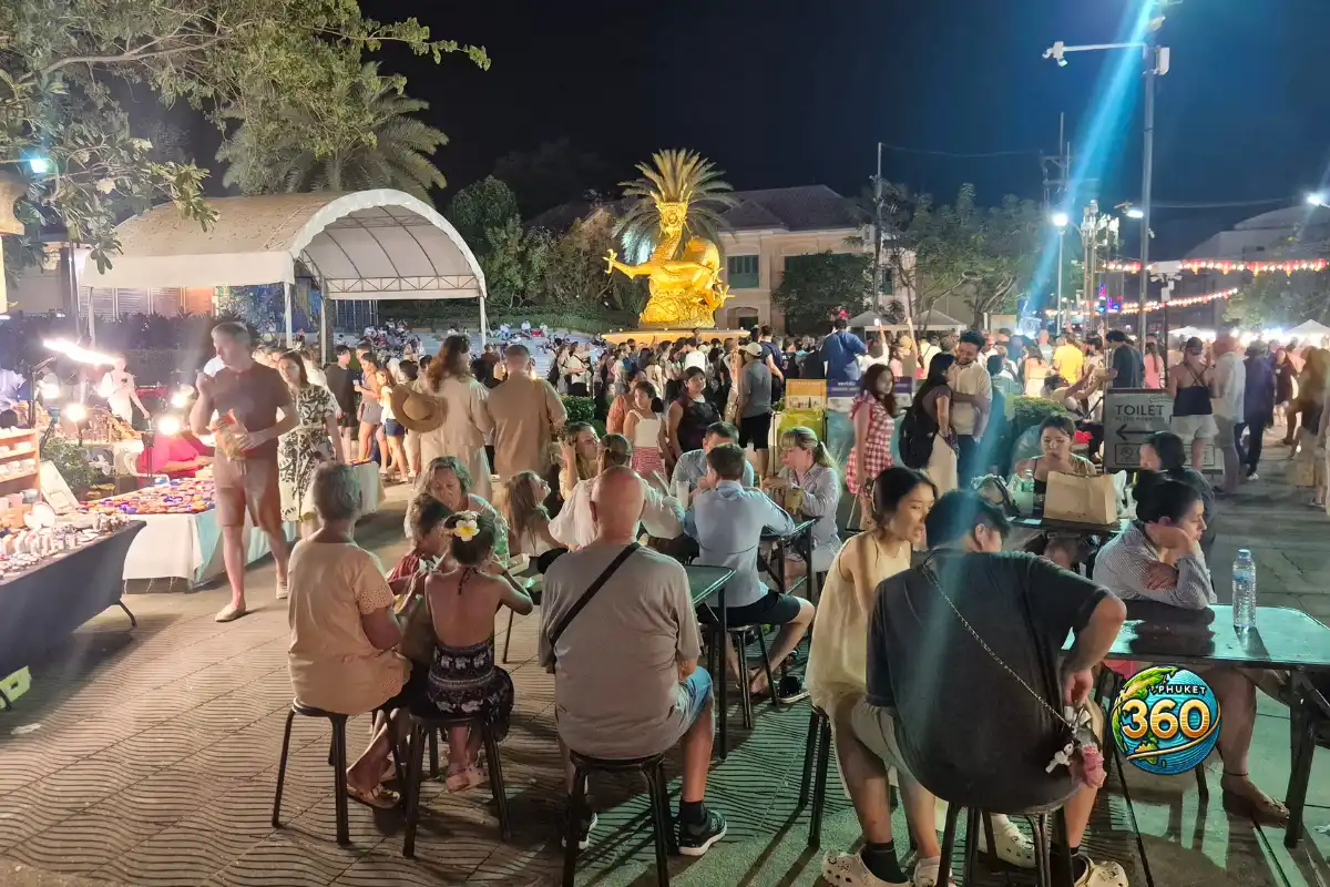 Place avec visiteurs et stands pendant le Lard Yai Night Market à Phuket Old Town