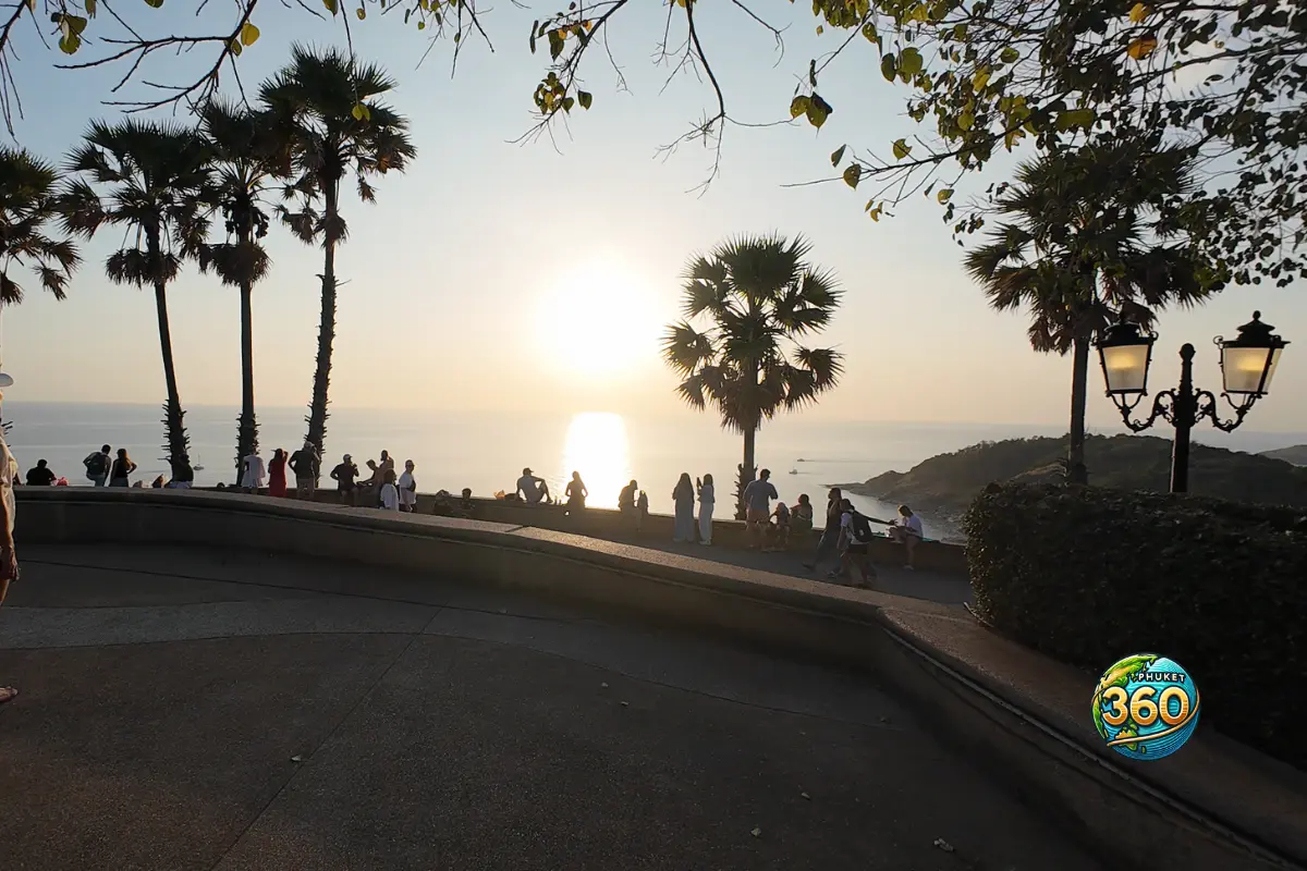 Promthep Cape Phuket point de vue au coucher du soleil avec visiteurs et vue sur la mer