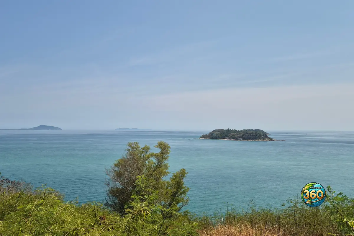 Vue panoramique sur la mer d’Andaman et un îlot au large depuis Promthep Cape à Phuket