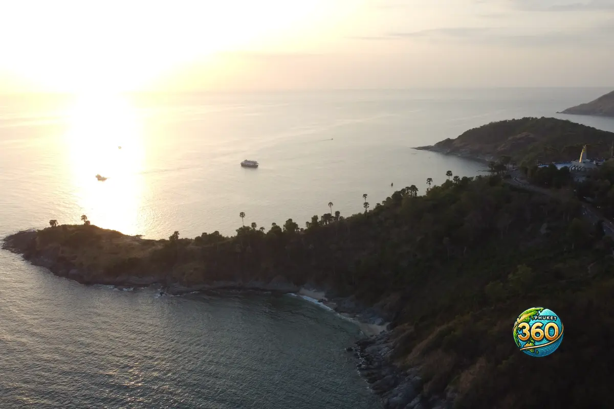Vue aérienne de Promthep Cape Phuket avec falaises et mer au coucher du soleil