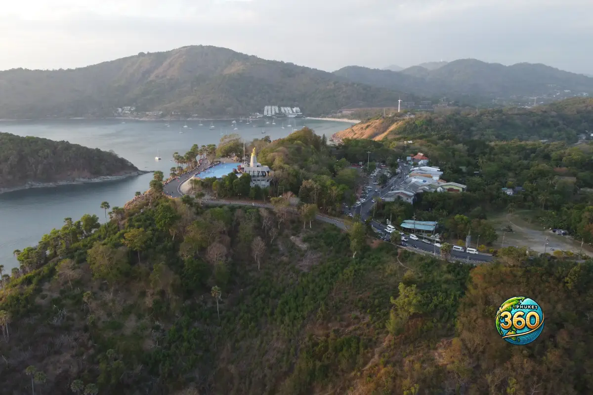 Vue aérienne de Promthep Cape Phuket avec parking visiteurs et route d’accès
