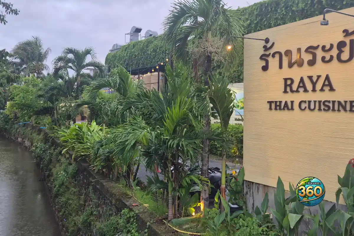 Restaurant Raya Thai Cuisine à Phuket Old Town, entouré de végétation tropicale au bord d’un canal