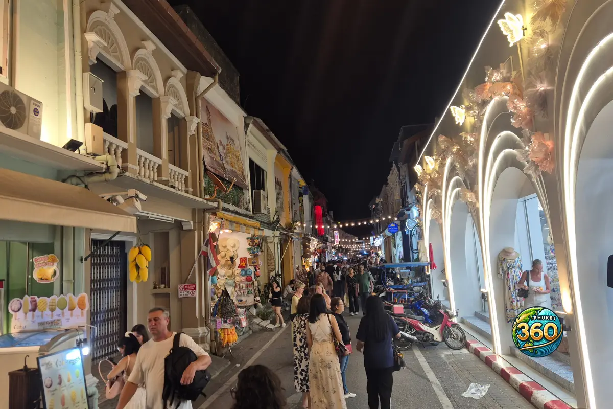 Rue animée avec visiteurs et boutiques pendant le Lard Yai Night Market à Phuket Old Town dans la Soi Rommanee