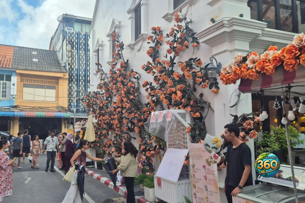 Rue animée de Phuket Old Town avec façade fleurie, boutiques et baroudeurs dans le centre historique