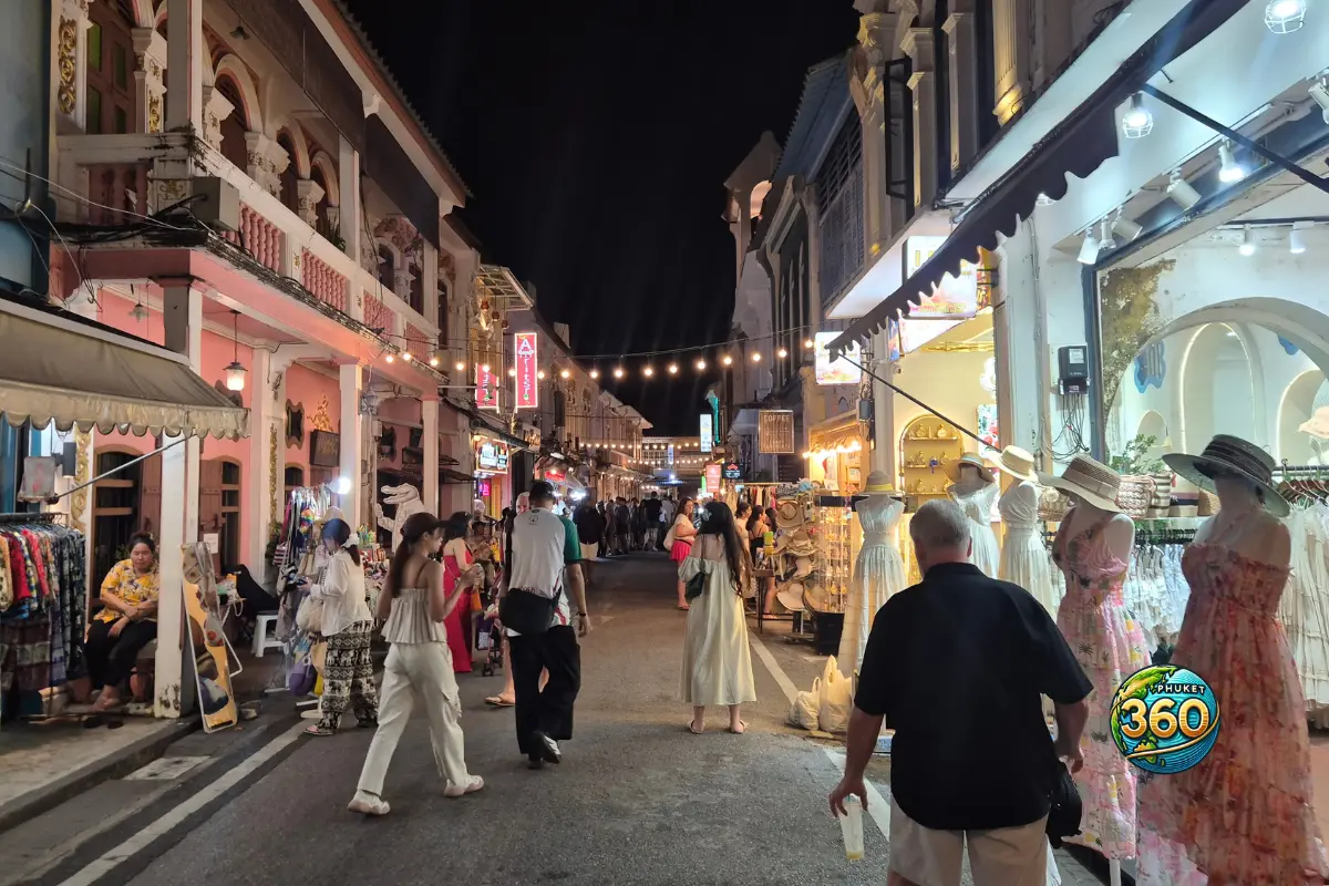 Rue du Lard Yai Night Market avec boutiques et visiteurs à Phuket Old Town