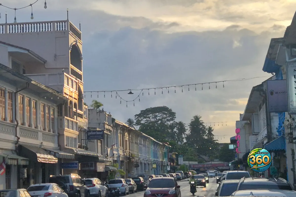 Rue de Phuket Old Town au coucher du soleil, avec façades anciennes et guirlandes lumineuses