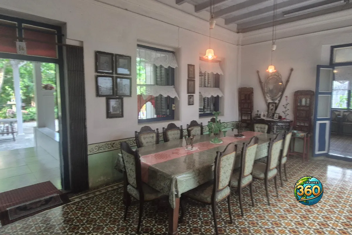 Salle à manger ancienne de Chinpracha House avec grande table, chaises et carrelage à motifs