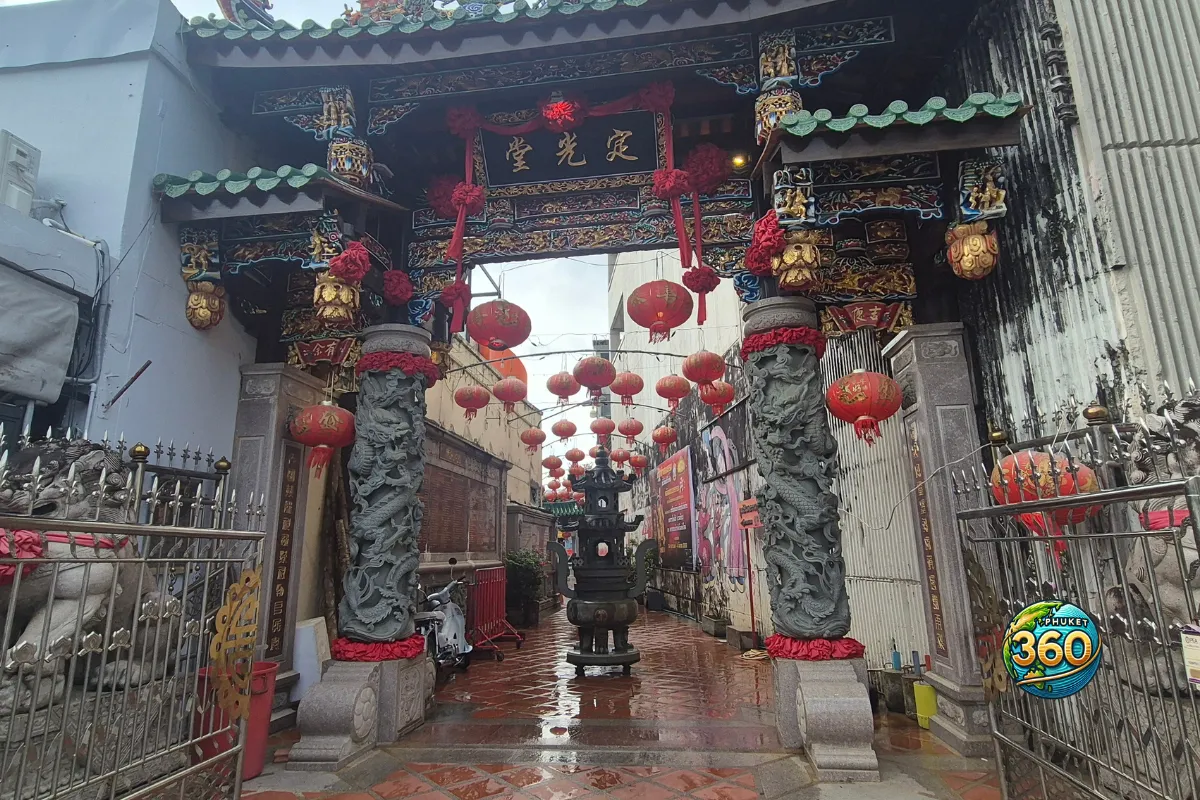 Entrée d’un sanctuaire chinois à Phuket Old Town, avec lanternes rouges et colonnes sculptées